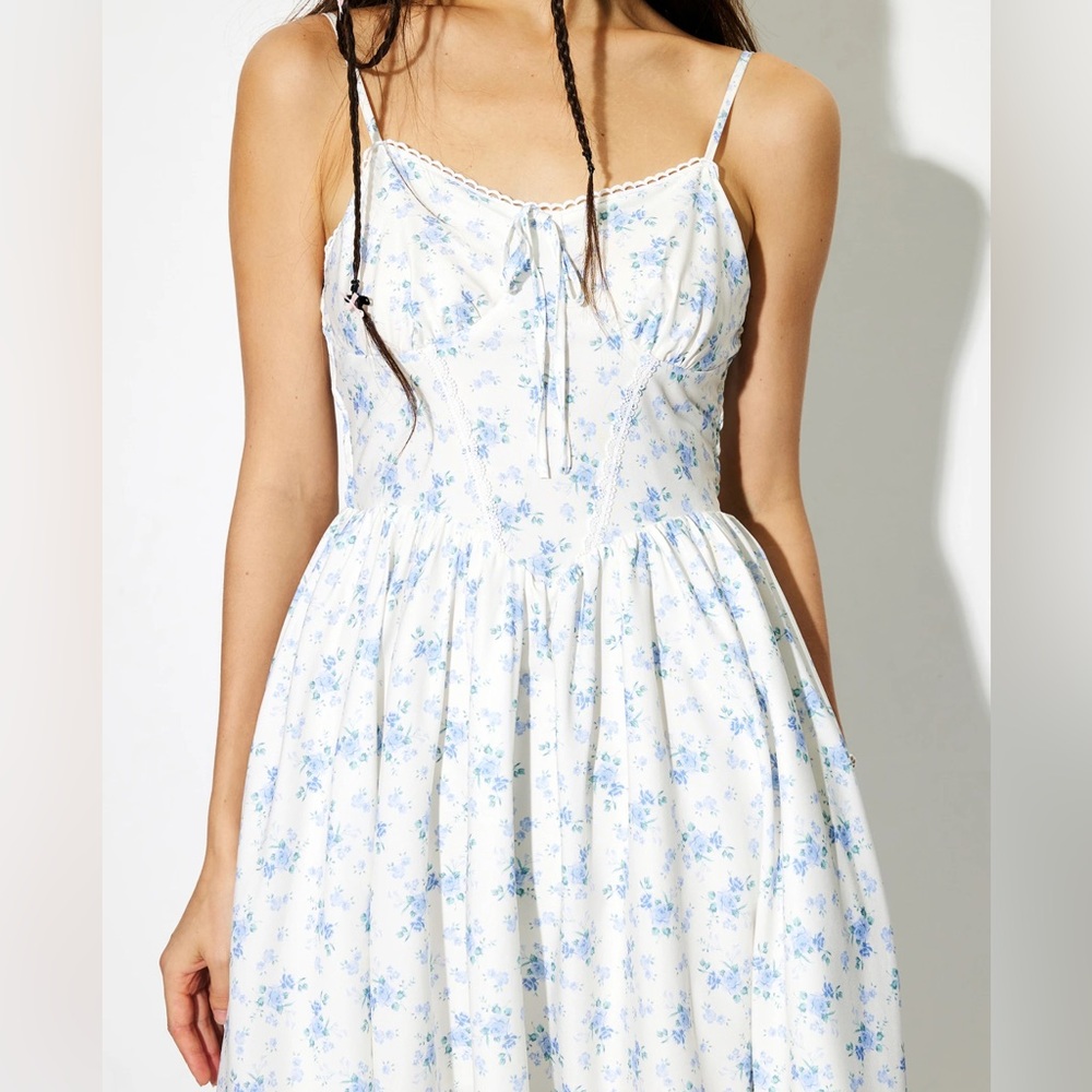 Blue and white floral midi dress - Picture 3 of 15
